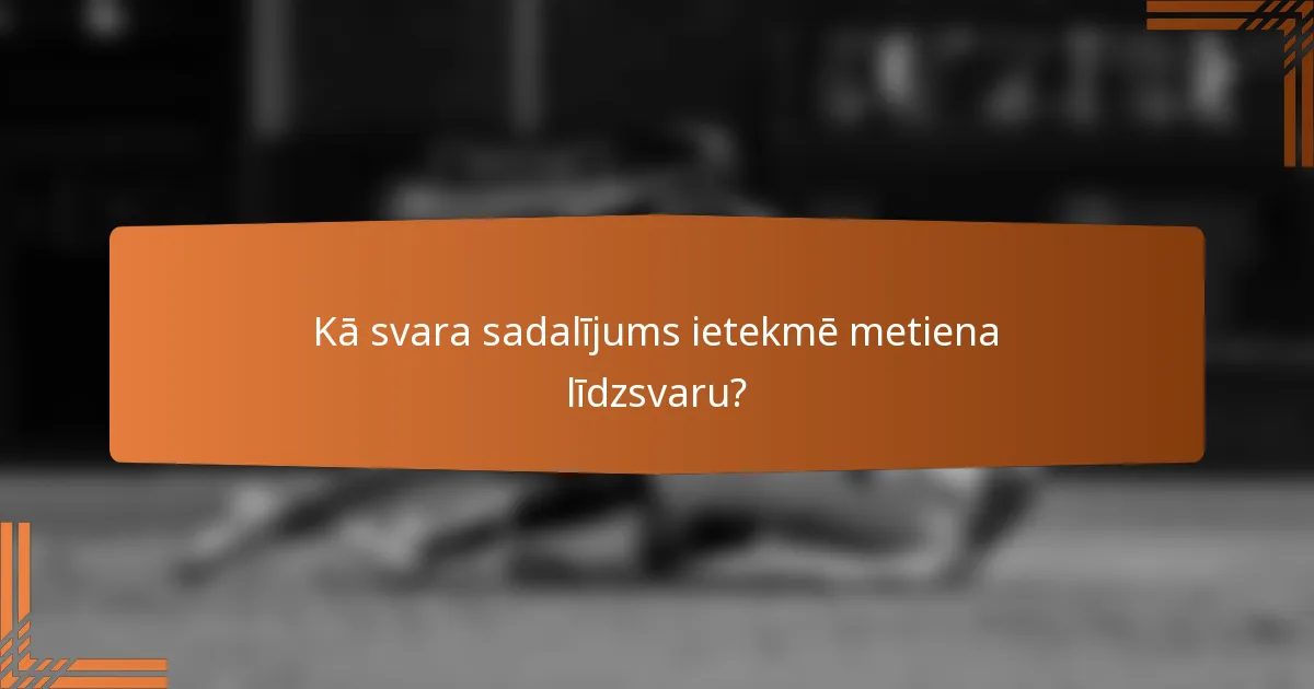 Kā svara sadalījums ietekmē metiena līdzsvaru?
